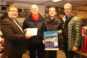 2017_Wunschzettelzone_SatuMare - 003 - IMG_0462 Michael Endres und Konrad Niederländer haben mit dem Auslandshilfereferenten Mario Götz weitere 2700 Euro an Caritasdirektor Lang von Satu Mare (im Bild zweiter von li.) übergeben