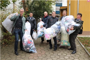 20174_Wunschzettelzone_Fahrt SatuMare - 004 - IMG_0336 Gemeinsam anpacken für Menschen in Not. Weihnachtstüten und Winterkleidung werden zur Roma-Siedlung am „Strand“ von Satu Mare gebracht. V.li. Mario Götz, Szilard Nagy, Ladislau Lang, Michael Endres, K