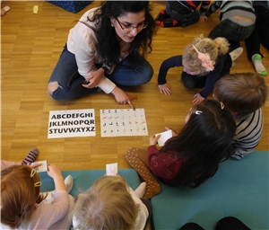 Mit Hilfe des Arabischen Alphabets schrieben einige Kindergartenkinder ihren Namen. Mit Hilfe des Arabischen Alphabets schrieben einige Kindergartenkinder ihren Namen.
