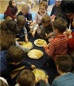 Die syrischen Köstlichkeiten haben es den Kindern angetan. Die syrischen Köstlichkeiten haben es den Kindern angetan