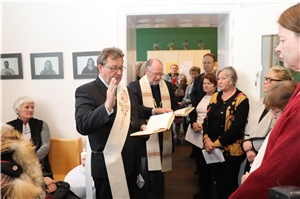 Caritasvorstand, Diakon Konrad Niederländer, erbittet zusammen mit Stadtpfarrer Michael Hüttner für die Menschen, die hier Hilfe erfahren oder täglich Dienst leisten den Segen. Caritasvorstand, Diakon Konrad Niederländer, erbittet zusammen mit Stadtpfarrer Michael Hüttner für die Menschen, die hier Hilfe erfahren oder täglich Dienst leisten den Segen.