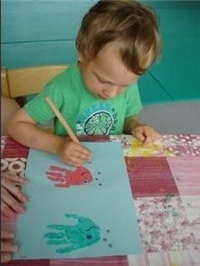 Ein Kind malt an einem Bild