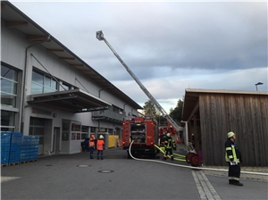 F�r den Ernstfall ger�stet: Feuerwehren �ben in den Passauer „dreifl�sse-werkst�tten“. 