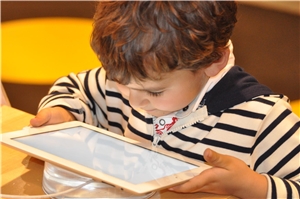 Kind mit Tablet Kind mit Tablet
