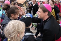 Kita-Kinder im Dom 2018 1 Bischof Oster spendet jedem Kind den Segen Gottes
