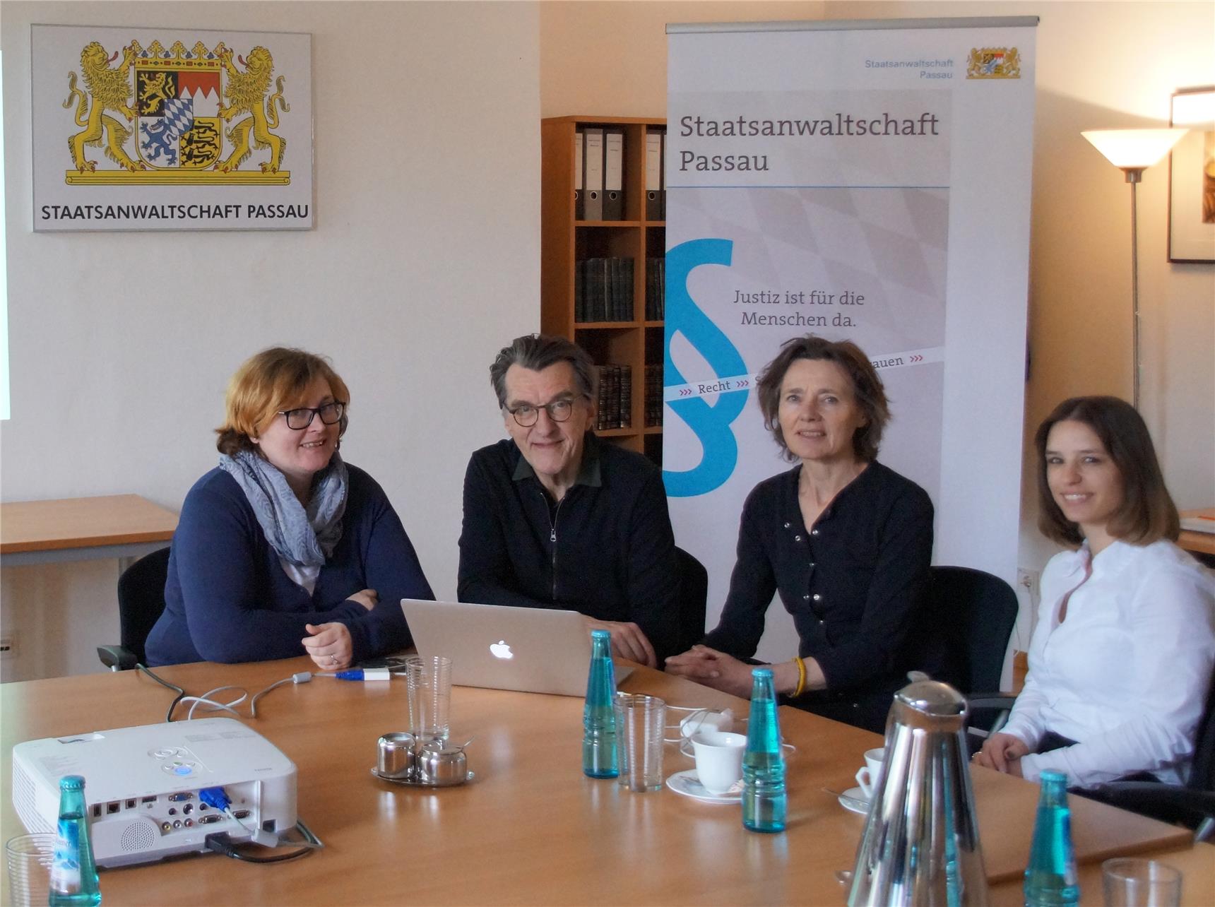 Die Passauer Staatsanwältinnen Sonja Diewald (li.) und Christina Kiesl (re.) verglichen mit Joanna und Eymert van Manen das Konzept des Amsterdamer Schülergerichtes.