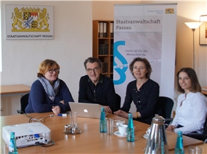 Die Passauer Staatsanwältinnen Sonja Diewald (li.) und Christina Kiesl (re.) verglichen mit Joanna und Eymert van Manen das Konzept des Amsterdamer Schülergerichtes.