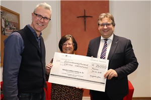 Spendenübergabe Verein "Leben teilen e.V." 25.000 Euro für die Tsunami-Opfer in Indonesien. Diakon Konrad Niederländer dankt zusammen mit Mario Götz, Koordination Auslandshilfe DiCV Passau der Vorsitzenden des Vereins