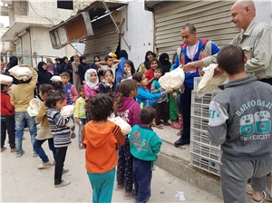 Syrienkrieg 2 Knapp drei Millionen Menschen sind in belagerten oder schwer erreichbaren Regionen von lebenswichtiger Unterstützung abgeschnitten. Mehr als 13 Millionen Syrerinnen und Syrer sind insgesamt auf humani