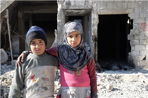 Syrienkrieg 3 Kinder vor ihren völlig zerstörten Häusern in den umkämpften Gebieten in Syrien