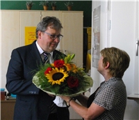 Blumen als ein kleines Zeichen für den großen Dienst in der Bahnhofsmission. Caritasvorstand, Diakon Konrad Niederländer dankte Heidi Mayrhuber für 18 Jahre Sorge um Menschen in Not. 