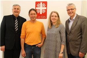 Der Caritasvorstand Dr. Michael Bär (links) und Dr. Wolfgang Kues (rechts) mit Thorsten Wagner und Miriam Biber