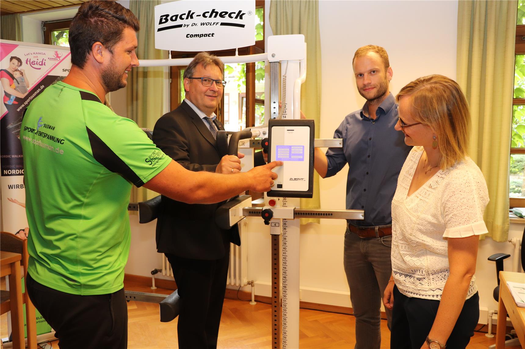 Caritasvorstand, Diakon Konrad Niederländer, beim Rückencheck-„Back Check“