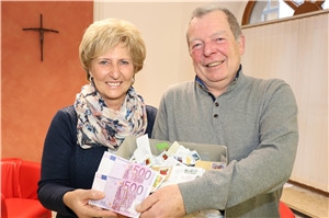 Mit alten Briefmarken helfen. Irene Fuchs übergibt 1000 Euro für Menschen in Not. Reinhold Url, Abteilungsleiter Soziale Sicherung/Integration, hilft damit Familien mit Kindern.