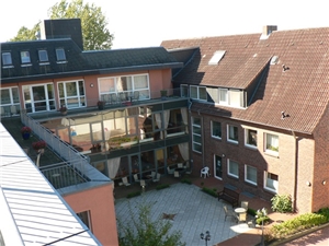 Blick von der Dachterrasse in den Innenhof mit Glasfassade