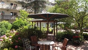 Pavillon im Innenhof Der grün bewachsene Pavillon mit Sitzecken im Garten des Hauses.
