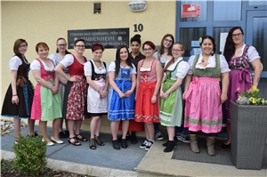 Drumherum Auszubildende des Berufsbildungszentrums Marienheim