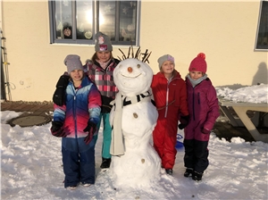 Schneemann Kinder der Kinderwohngruppe
