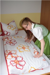 Zimmerservice Azubi beim Betten machen