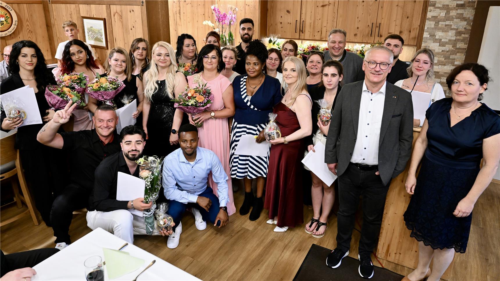 Festlich gekleidete Menschen im Gruppenbild