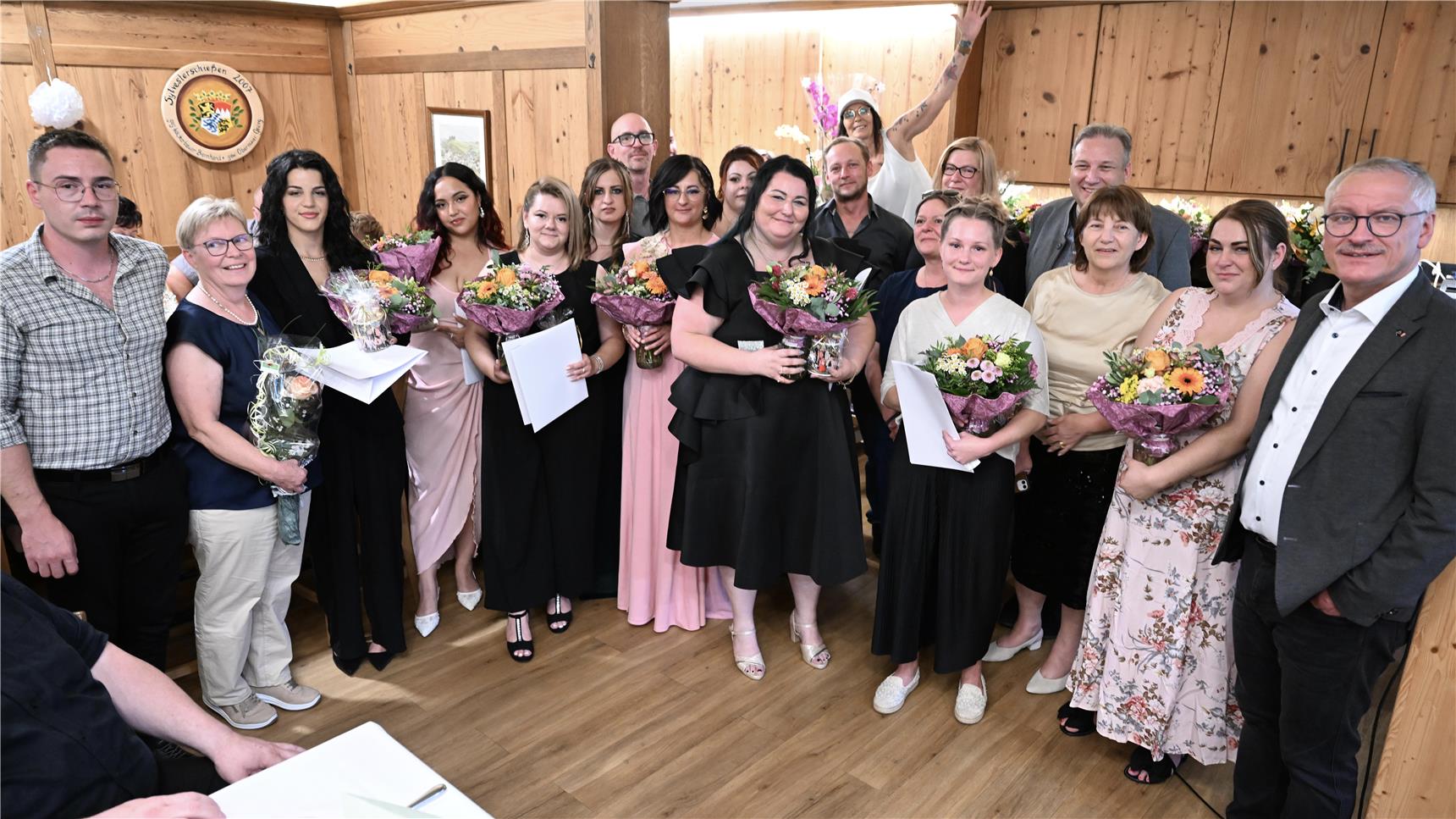 Festlich gekleidete Menschen im Gruppenbild
