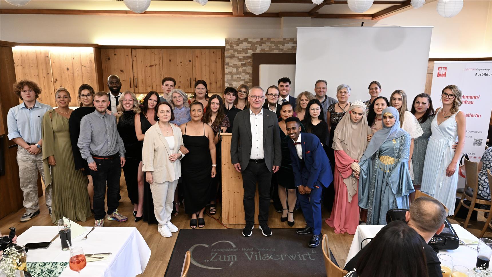 Festlich gekleidete Menschen im Gruppenbild