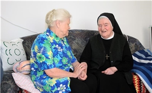Gespräche und gemeinsames Beten mit Bewohnern: „Das wird mir fehlen“, sagt Schwester Regina (rechts im Bild im Gespräch mit einer Bewohnerin).