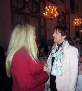 Annelise Lackermair (rechts) im Gespräch mit Gesundheitsministerin Melanie Huml.
