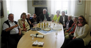 Bürgermeister Rupert Troppmann (5.v.l.) konnte sich über zahlreiche Gratulanten aus dem Caritas-Altenheim um Heimleiterin Stefanie Schicker (rechts) freuen.  