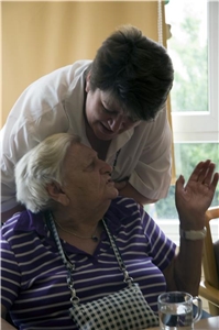 Pflegedienstleiterin Petra Thies sucht regelmäßig Kontakt zu ihren Bewohner.