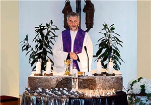 Pfarrer Deffner feierte einen festlichen Gottesdienst in Gedenken an die Verstorbenen des vergangenen Jahres.