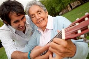Ältere Menschen freuen sich über Hilfe - aber auch einfach nur über ehrliche Zuwendung und geschenkte Zeit.