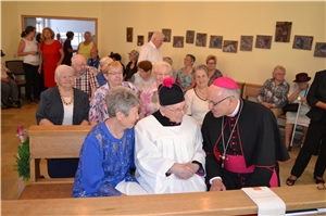 Vor der Messe in der Altenheimkapelle nutzte Bischof Rudolf Voderholzer die Gelegenheit zu einem kleinen Plausch mit Monsignore Rudolf Salzer und Betreuerin Ruthild Edbauer.