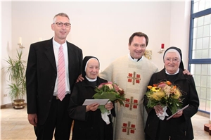 Schwester Julia und Schwester Regina mit Diözesan-Caritasdirektor Dr. Roland Batz und Heimleiter Albert Pöllinger.