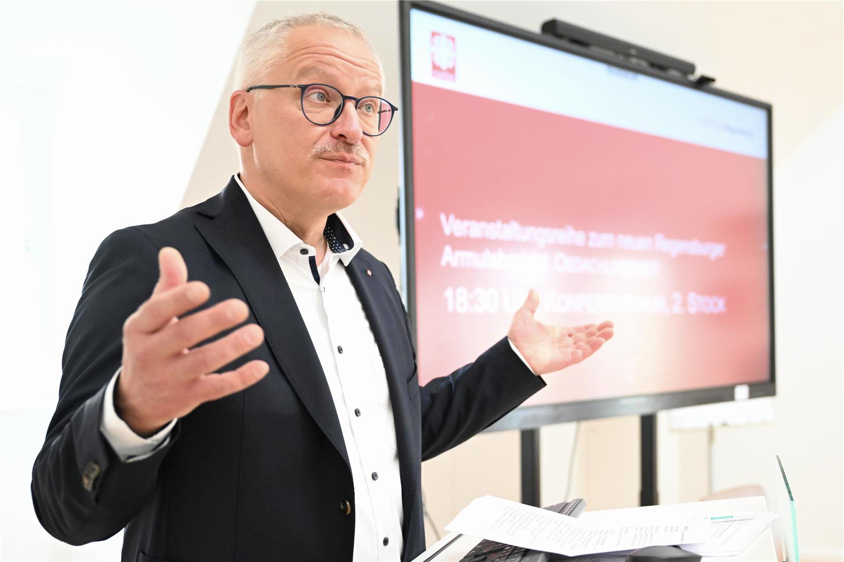 Ein Mann im Porträt, der spricht und gestikuliert