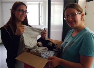 Sandra Heinl (links) bringt als „Frau Caritas“ einer jungen Mutter in der Erstaufnahmeeinrichtung eine Baby-Erstausstattung vorbei.