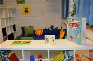 Für die Kinder stehen Spielsachen, Bücher und eine Kuschelecke bereit.
