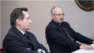 Bischof Dr. Rudolf Voderholzer (rechts) und Diözesan-Caritasdirektor Monsignore Dr. Roland Batz (links) hörten den Ausführungen der Caritas-Pflegeexperten sehr genau zu.