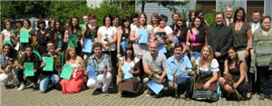 Caritas-Berufsfachschule für Altenpflege Sulzbach-Rosenberg: 32 neue Altenpflegekräfte freuen sich über ihren Abschluss. Sie feierten gemeinsam mit dem Caritasdirektor Dr. Roland Batz (2. Reihe, 3. v. links), ihren Lehrkräften und weiteren Ehrengästen.