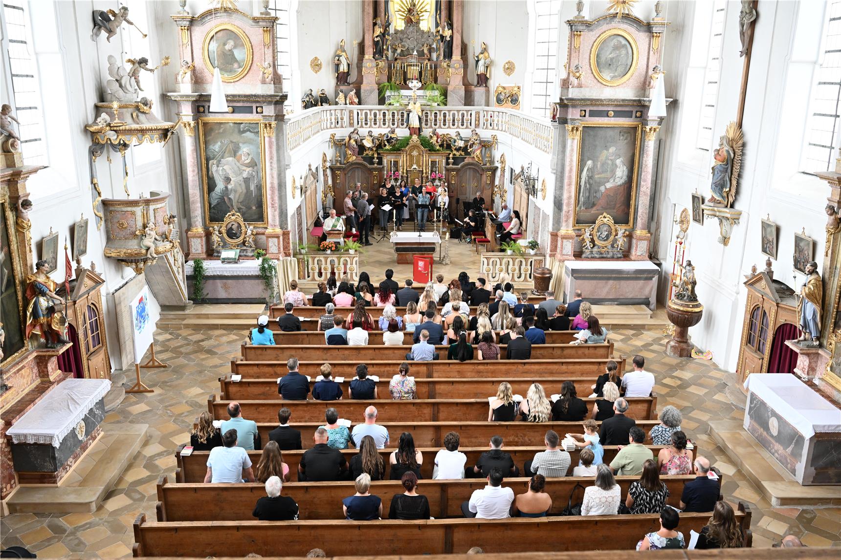 Blick von oben in die Kirche