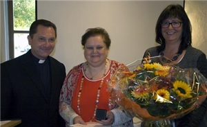 25 Jahre im Dienst der Caritas: Regina Koller (Bildmitte) erhielt die Glückwünsche von Caritasdirektor Dr. Roland Batz (links) und Schulleiterin Martina Schiener (rechts). (Foto: Kutz, burcom Regensbu