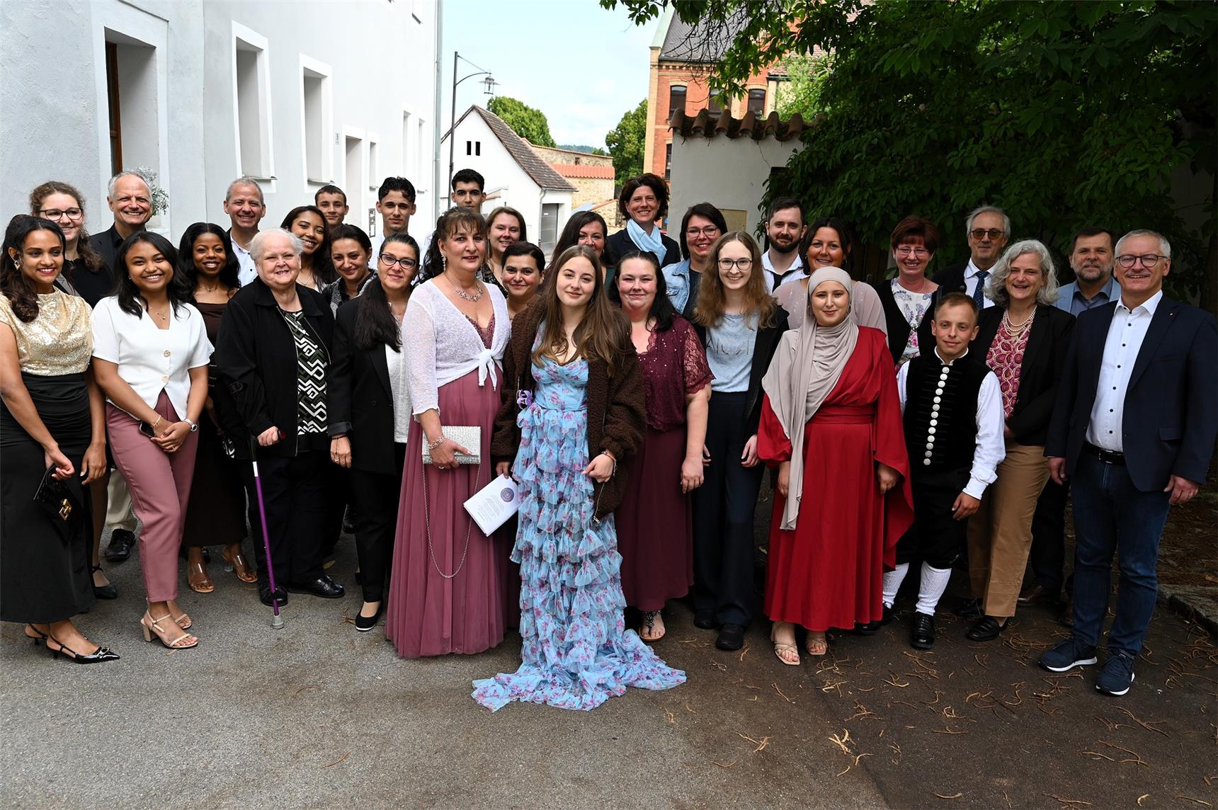 Gruppenbild festlich gekleideter Menschen