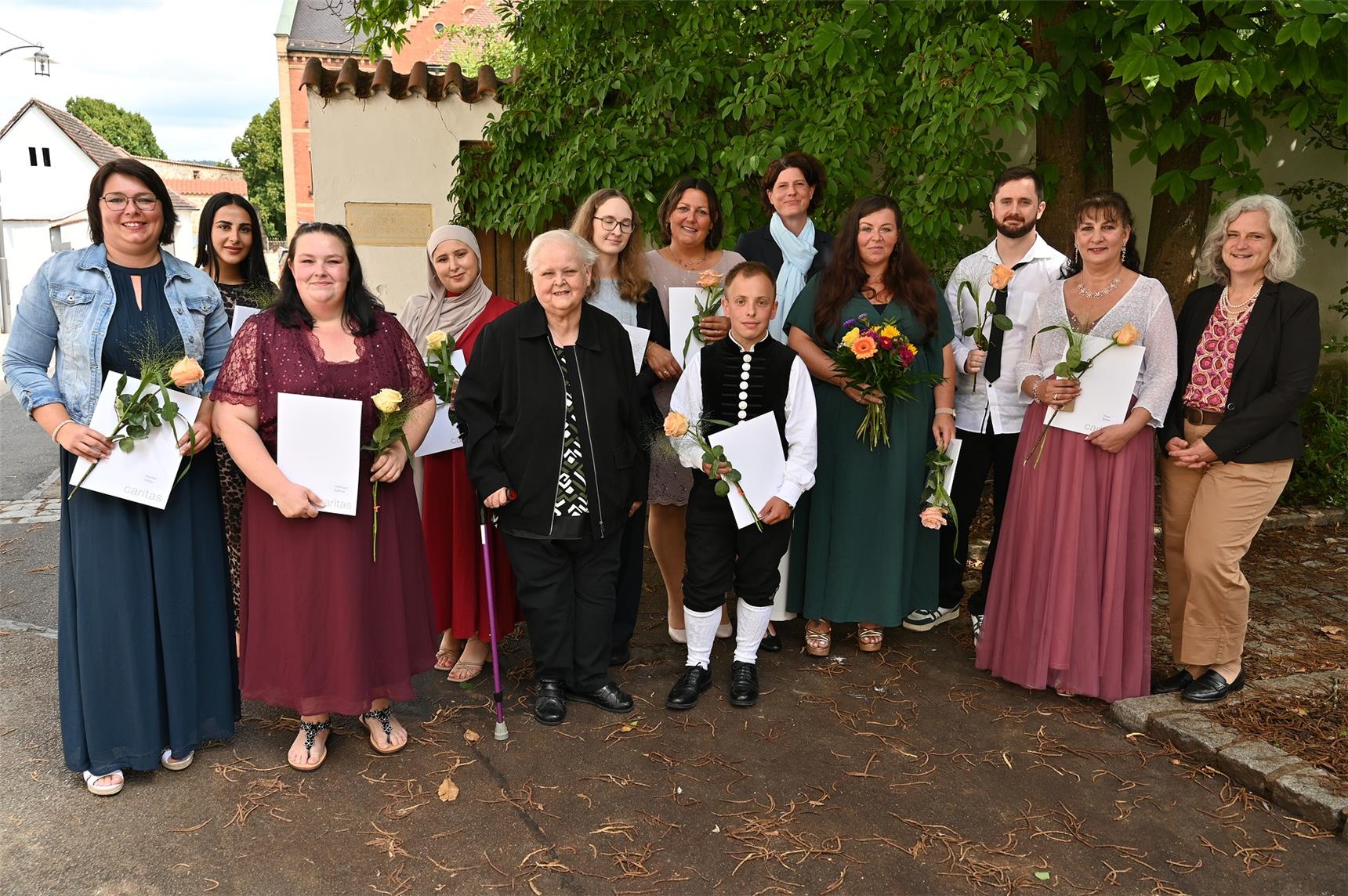 Gruppenbild festlich gekleideter Menschen