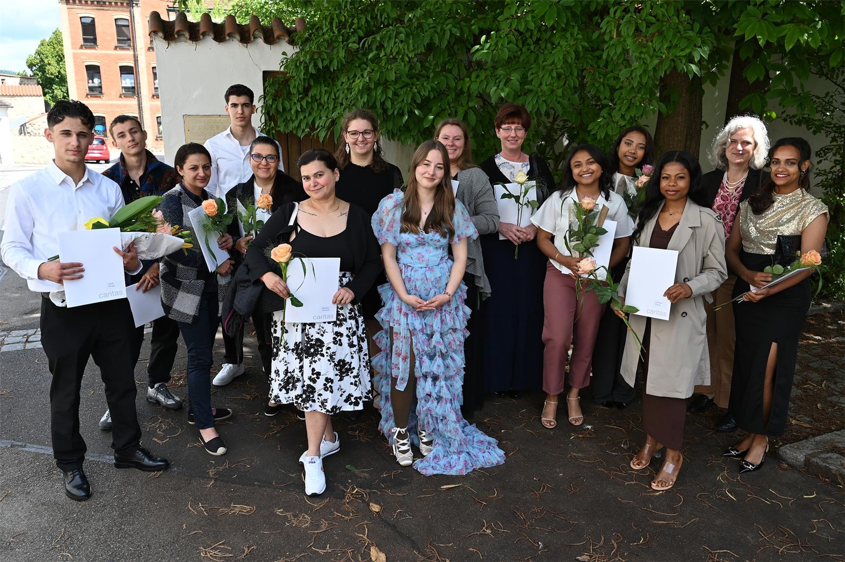 Gruppenbild festlich gekleideter Menschen