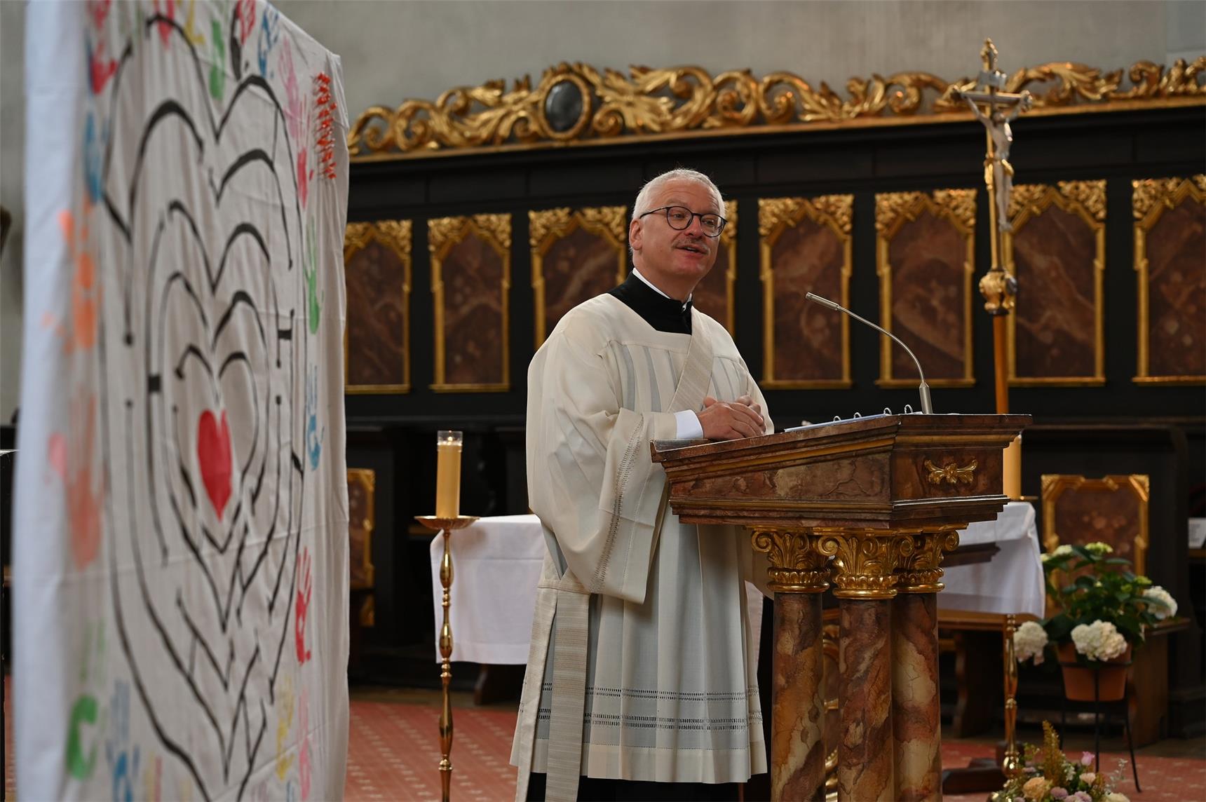 ein Diakon bei der Predigt in der Kirche