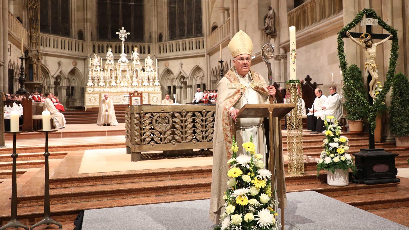 Bischof vor dem Altar im Dom