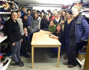 Studierende von CAMPUSAsyl sortieren die Kleiderkammer der Erstaufnahmeeinrichtung für Asylbewerber in der Pionierkaserne.
