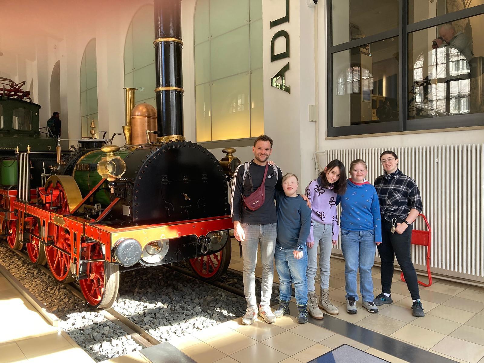 Die Gruppe im Museum vor einer Eisenbahn