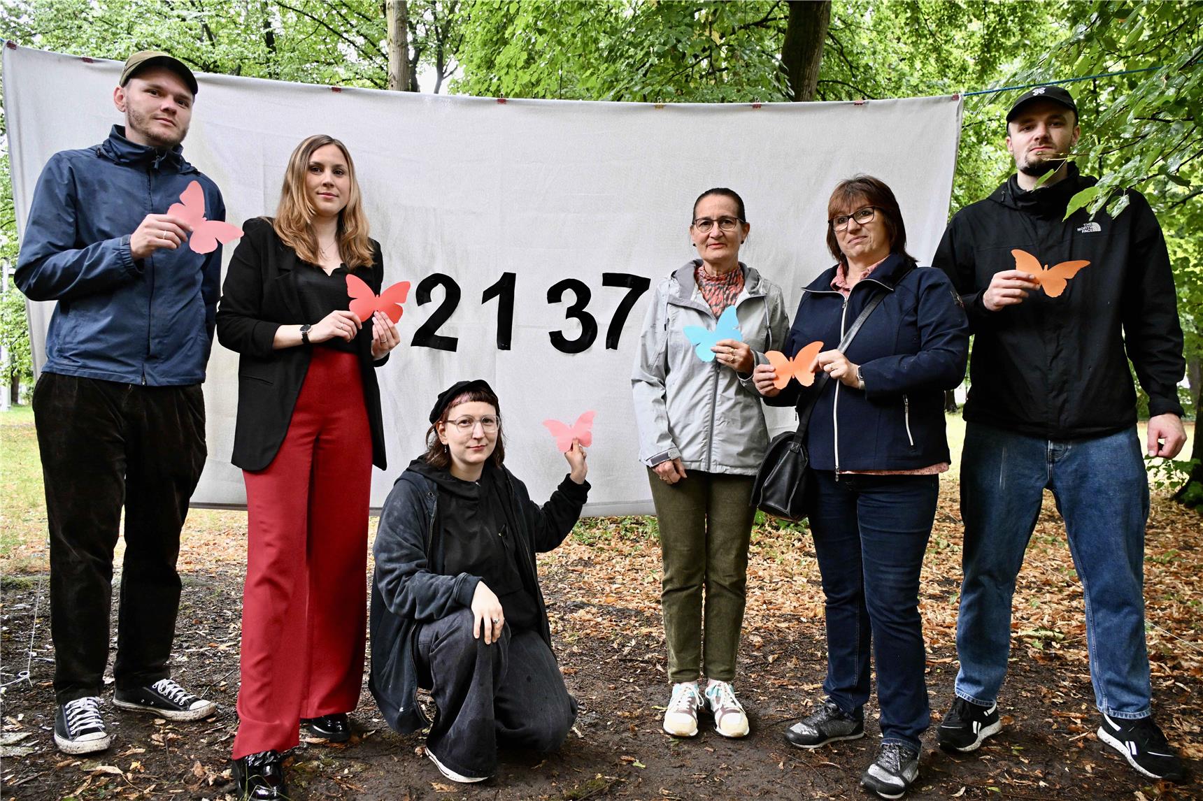 Eine Gruppe Menschen vor einem Tuch mit der Zahl der Drogentoten
