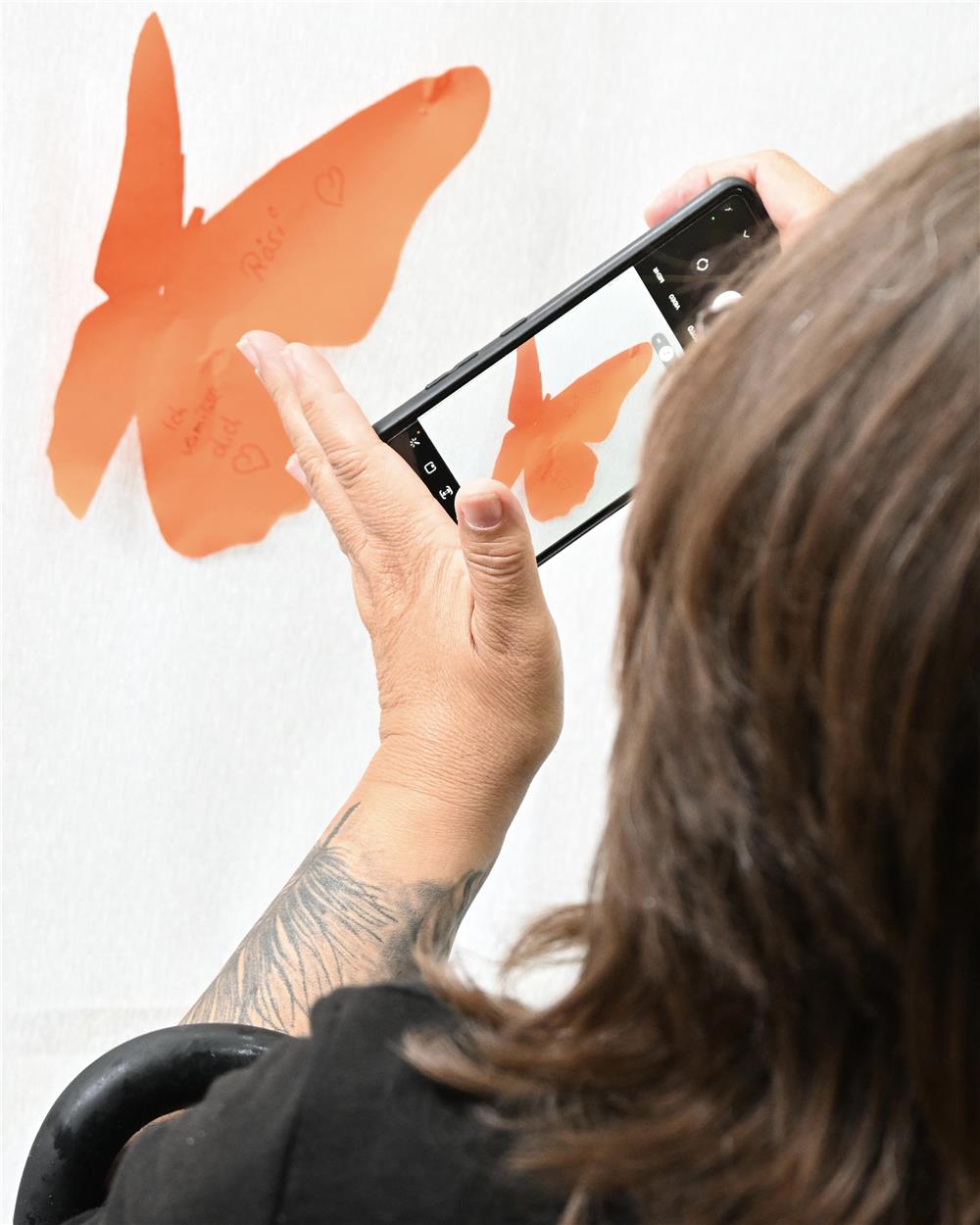 ein Schmetterling auf Leinwand und ein Smartphone